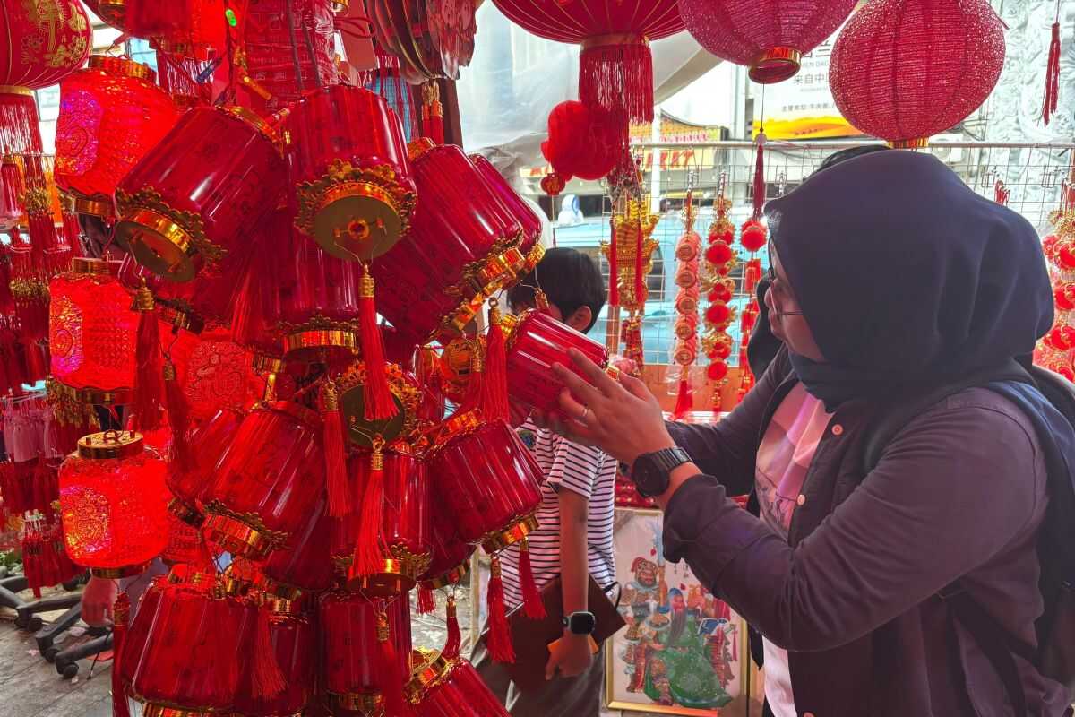 Trinket Vendors in Glodok Reap Fortunes Ahead of Lunar New Year