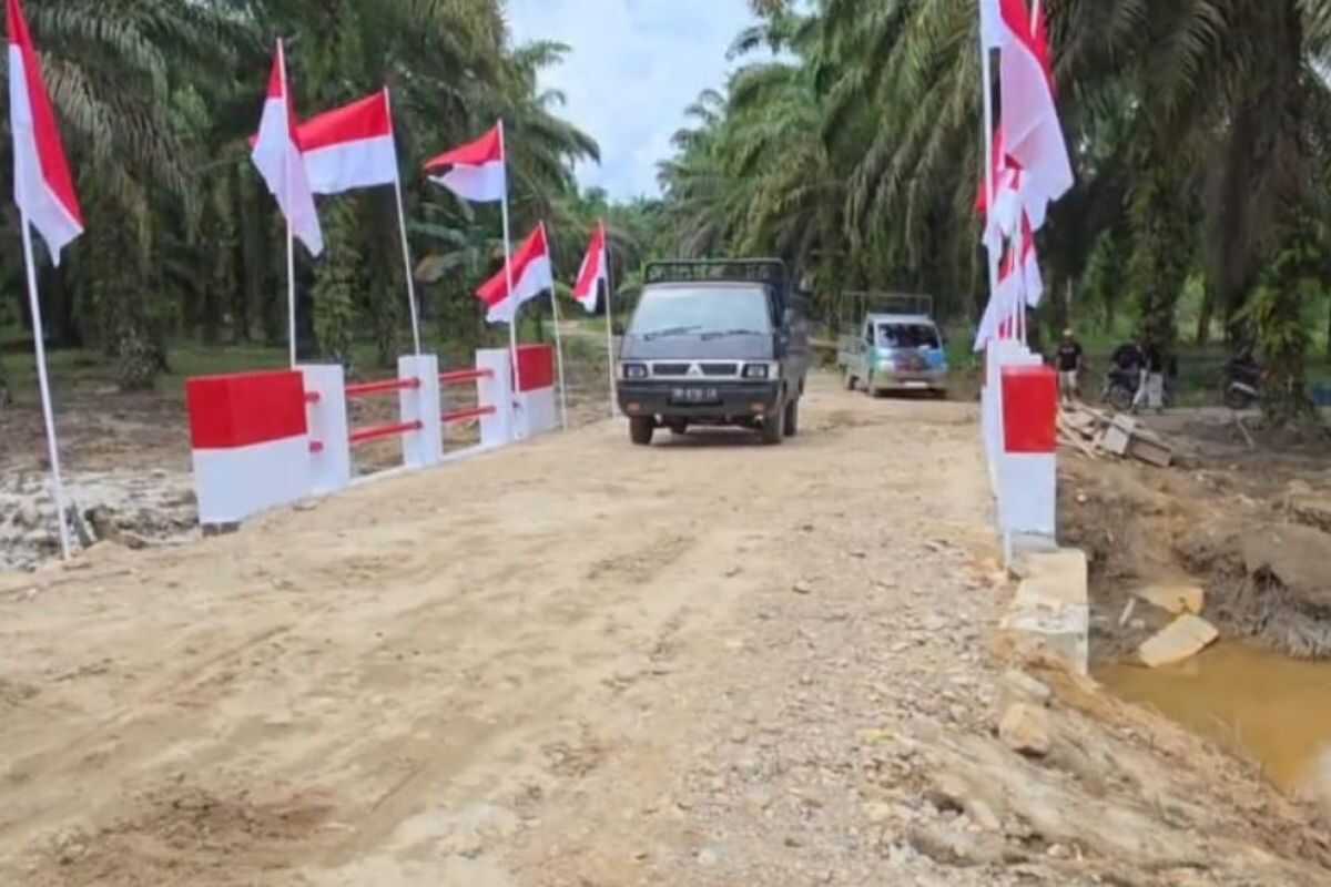Indonesian Military Completes Armco Bridge in South Tapanuli to Restore Residents' Access