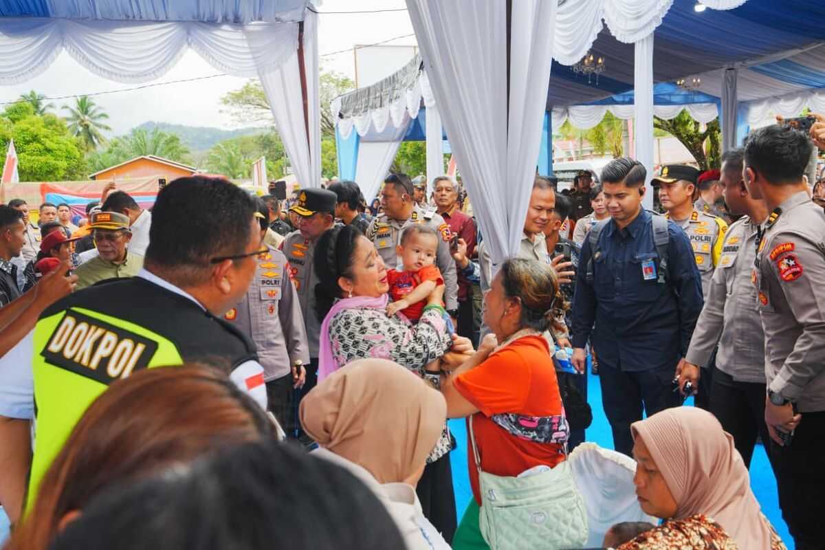 Titiek Soeharto Praises Police for Providing Aid to Disaster Victims in Tapteng