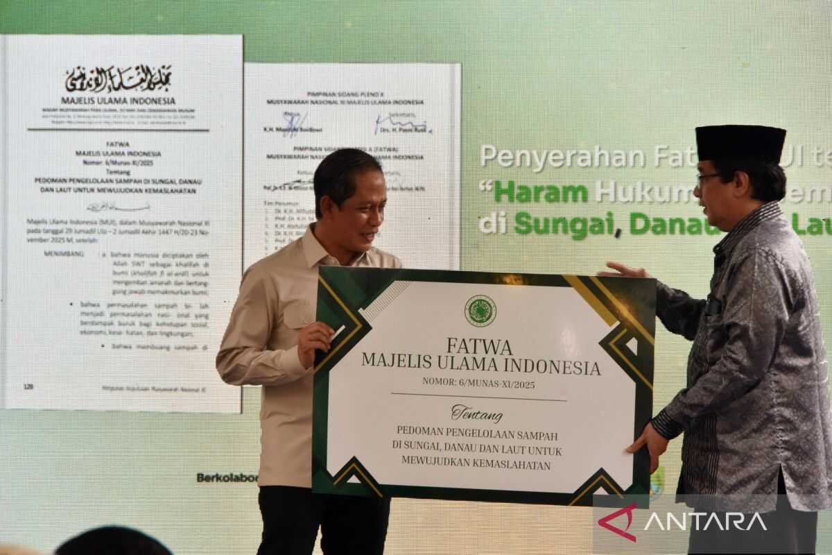 Environment Minister Supports MUI Fatwa Declaring Dumping Waste Into the Sea as Haram