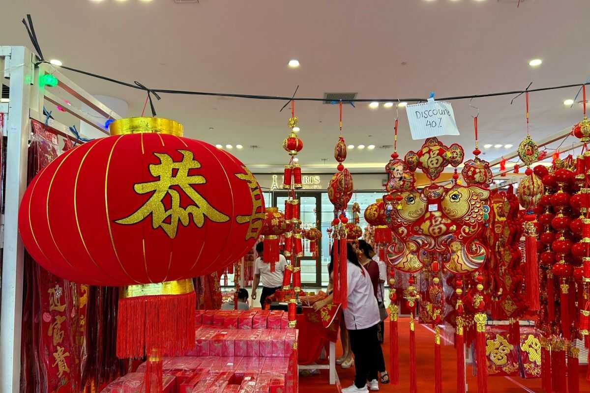 Lunar New Year Ornament Sales in Batam Rise Ahead of Kongzili New Year