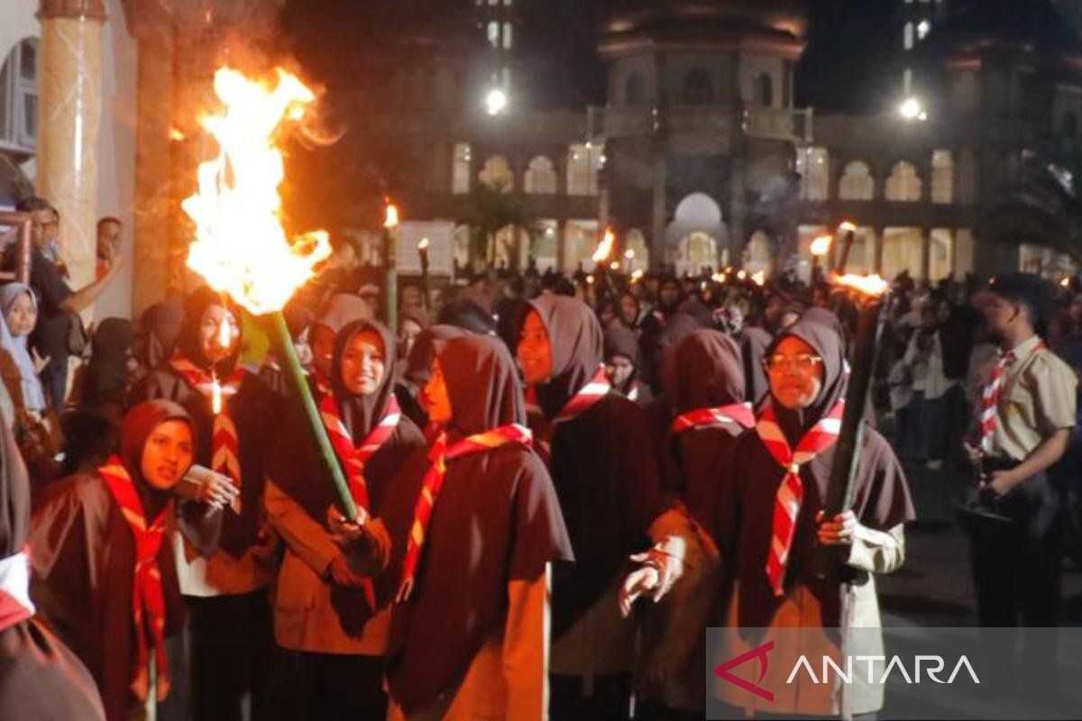 1,800 Scouts in West Aceh Hold Torch Parade to Welcome Ramadan