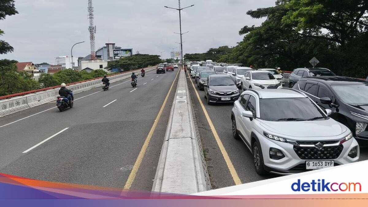 Long Lunar New Year Weekend: Traffic Backs Up Along Pasteur in Bandung Today
