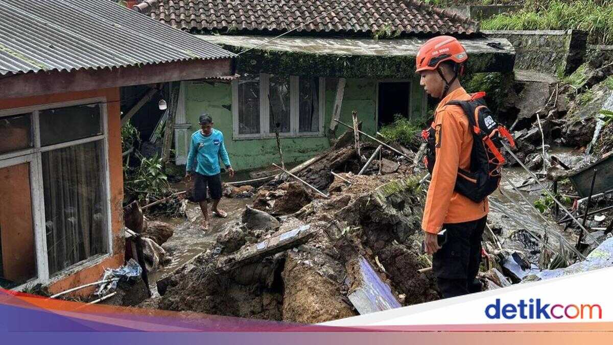 Landslide Hits 3 Houses in Puncak Bogor, Dozens of Families Evacuate