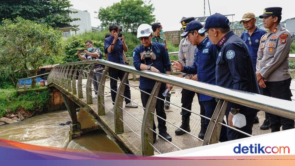 Ministry of Environment Collects Water Samples from Pesticide-Contaminated River in South Tangerang, Activated Carbon Deployed