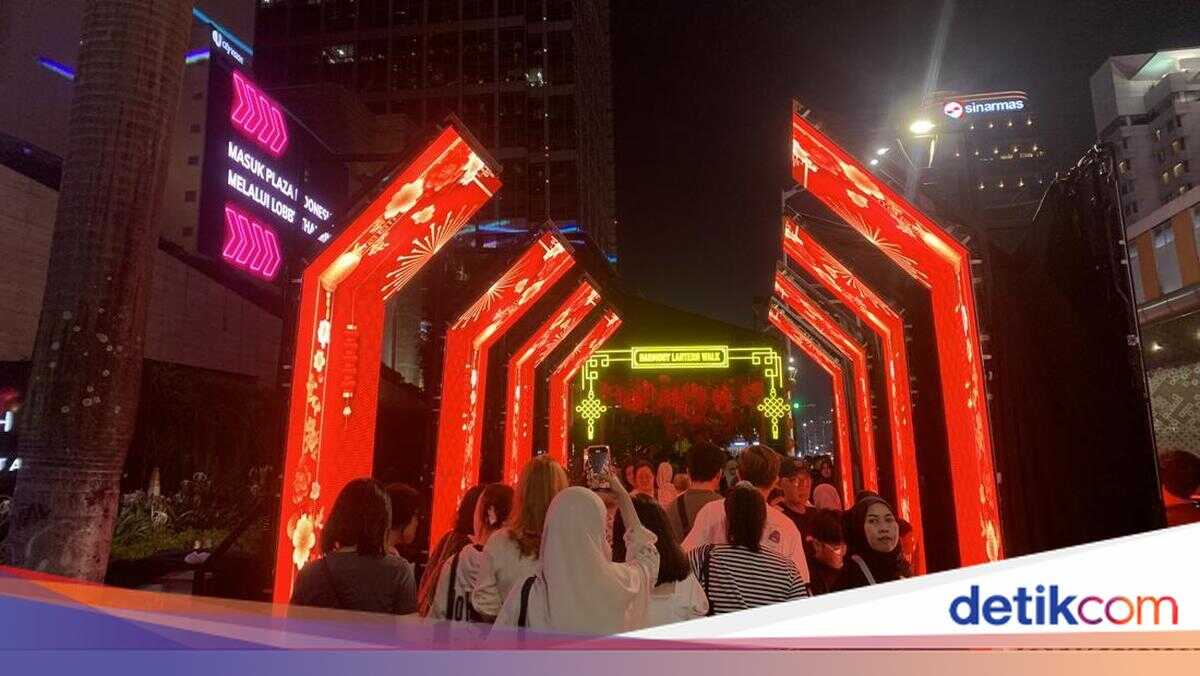 Lanterns 'Paint' Bundaran HI Red Ahead of Lunar New Year, Crowds Gather
