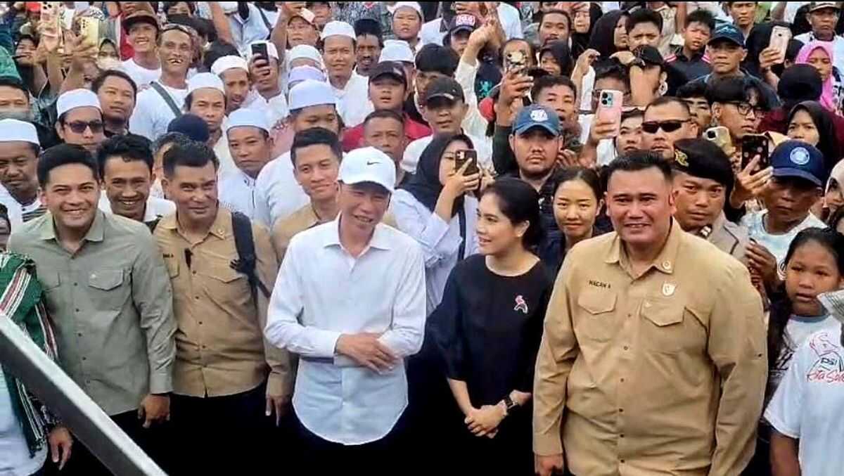 Jokowi Joins PSI Parade in Tegal, Laughs Watching Kaesang Open the Event