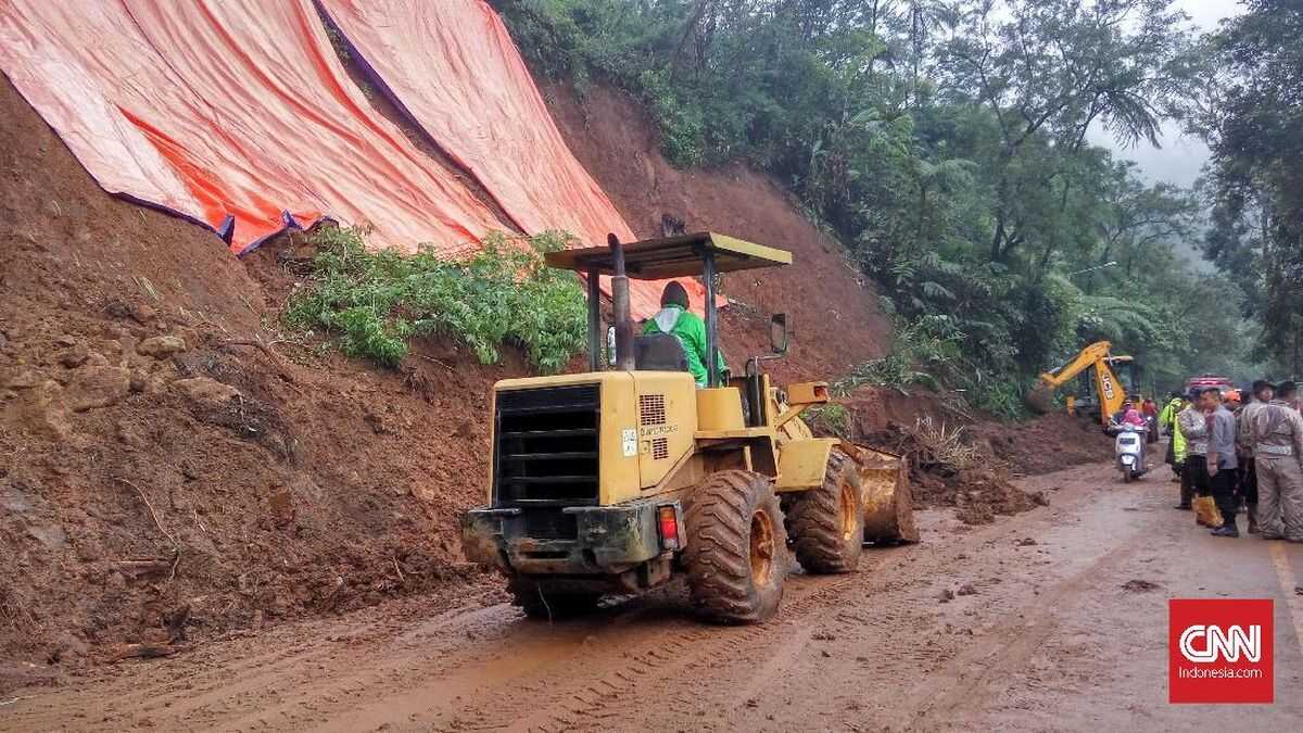 3 Houses in Puncak Bogor Hit by Landslide, Dozens of Families Evacuated