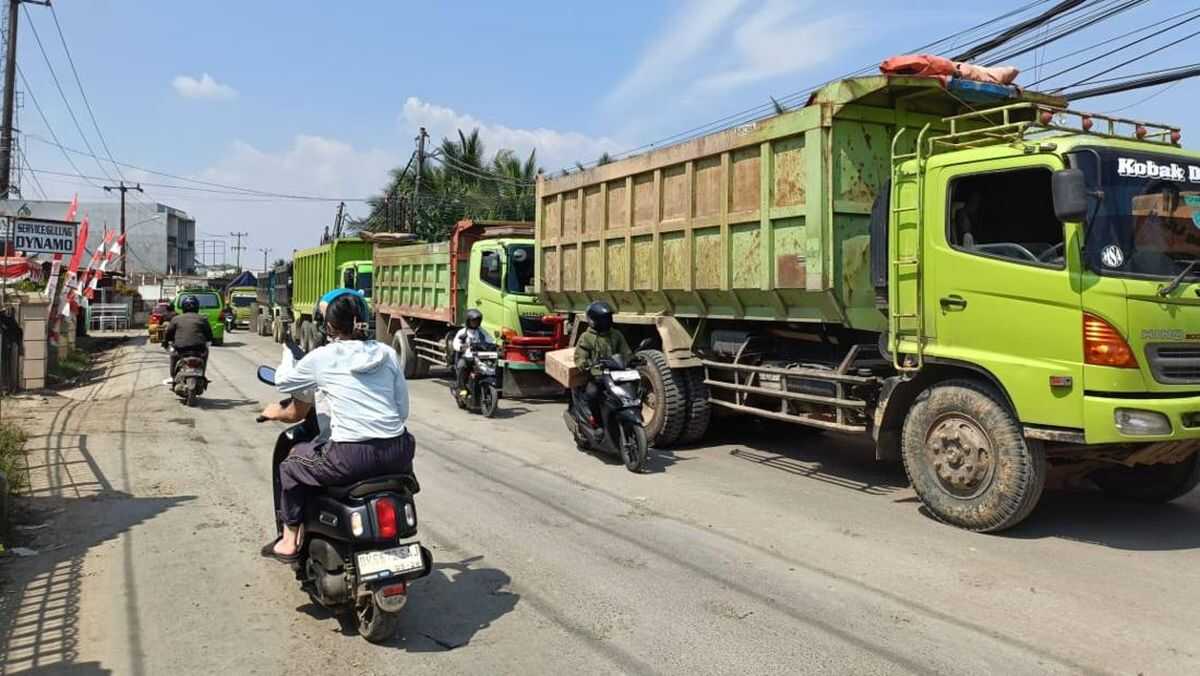 Ignoring Maximum Load Limits, Dozens of Mining Trucks Force Through Roads in Parung Panjang