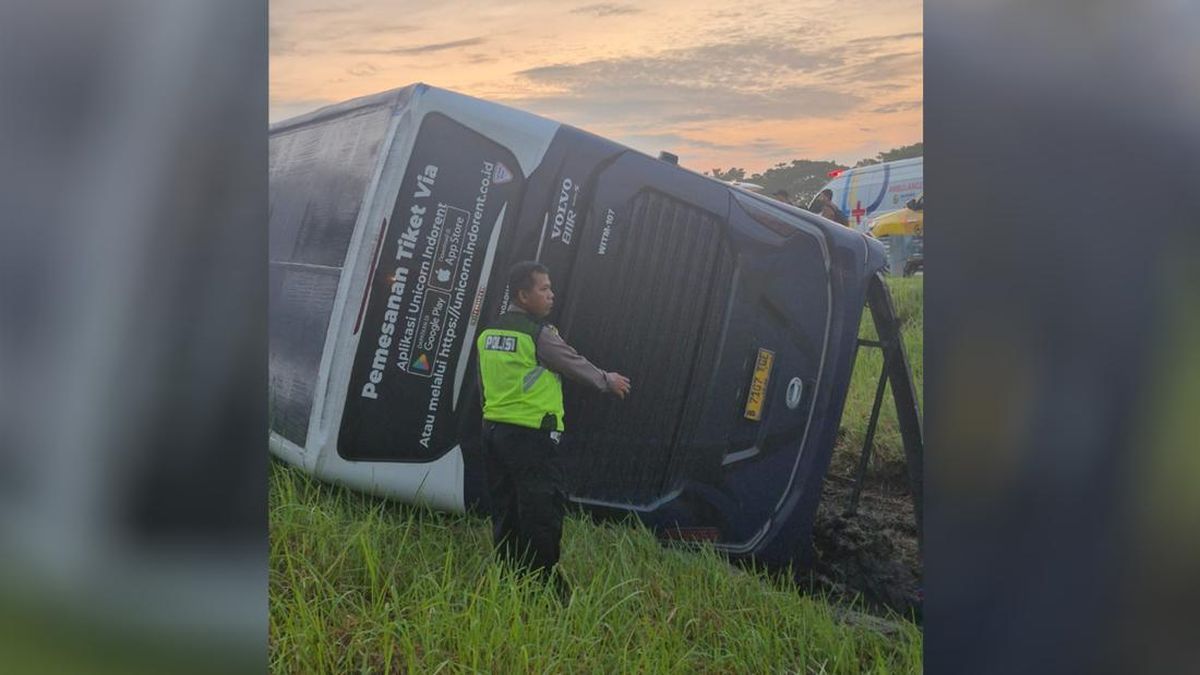 Bus Carrying 33 Passengers Hits Truck on Solo-Ngawi Toll Road, Stewardess Killed