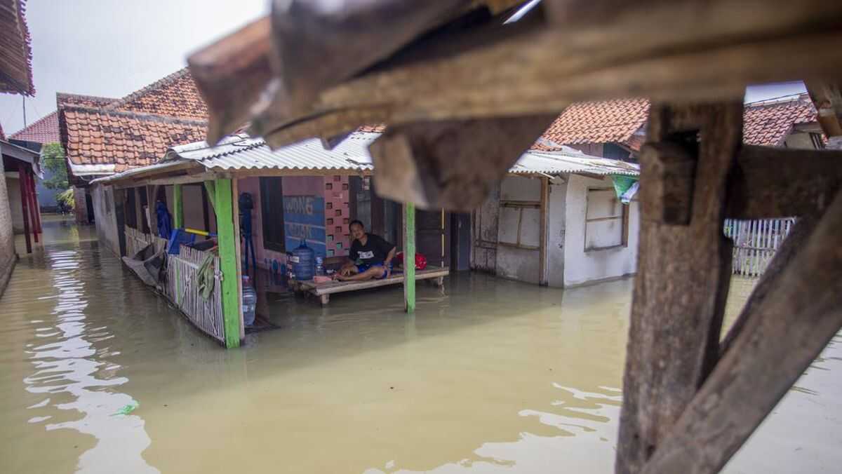 Flooding Submerges Three Subdistricts in Cirebon, 1,505 People Affected