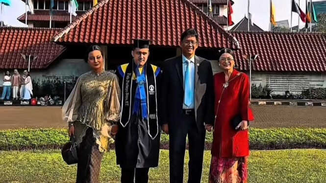 Exciting Moment of Finance Minister Purbaya Attending Son's Graduation Draws Attention