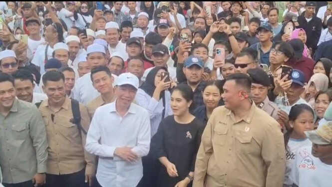 Jokowi Attends PSI Cultural Parade in Tegal, Mingles with Crowds