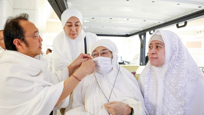 The Moment Prananda Helped Megawati and Puan with Tahalul During Their Umrah Together