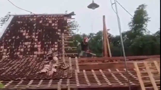 Viral: Man in Grobogan Daringly Splits House in Two, Alleged Affair the Trigger?