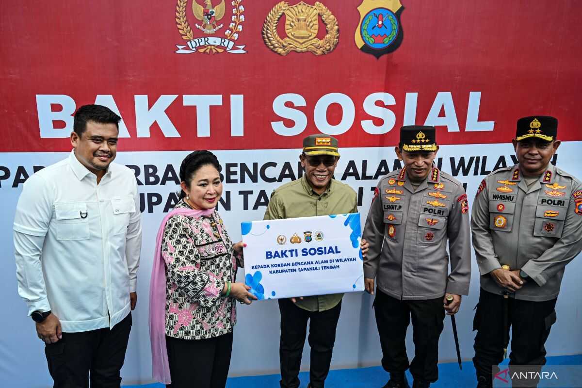 National Police Chief and Titiek Soeharto Deliver Logistical Aid to Disaster Evacuees