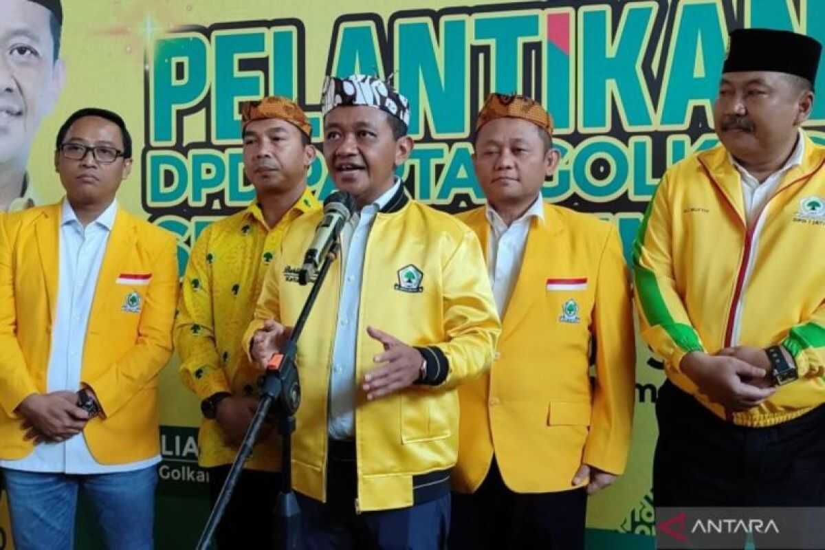 Bahlil Tempts Emil Dardak to Join Golkar