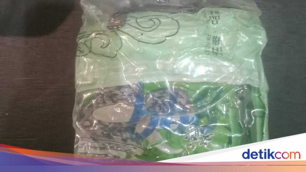 Bareskrim and Riau Customs Arrest Drug Courier, 1 Package of Methamphetamine Seized