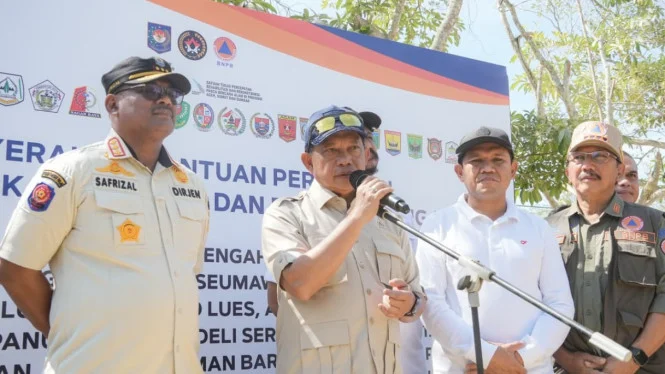 Government Hands Over Stimulus Aid for Lightly and Moderately Damaged Houses to Aceh