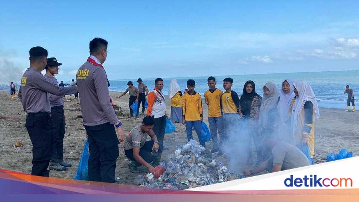 STIK Class of 83 Students and TNI Join Forces for Beach Clean-up in North Aceh