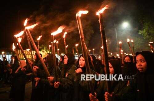 1,800 Students in West Aceh Hold Torch Parade to Welcome Ramadan