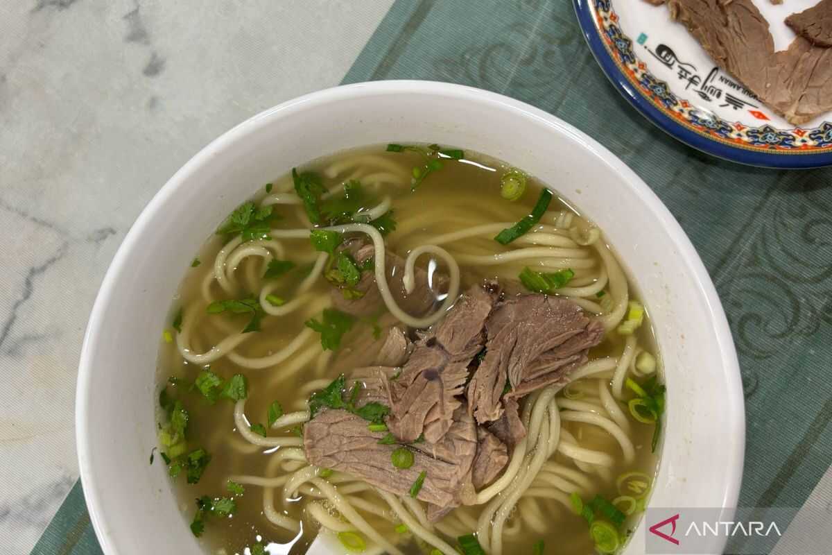 Sampling Halal Cuisine in Jakarta's Glodok Chinatown District