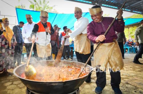 PKS President Celebrates Meugang with Flood Survivors in Aceh Tamiang
