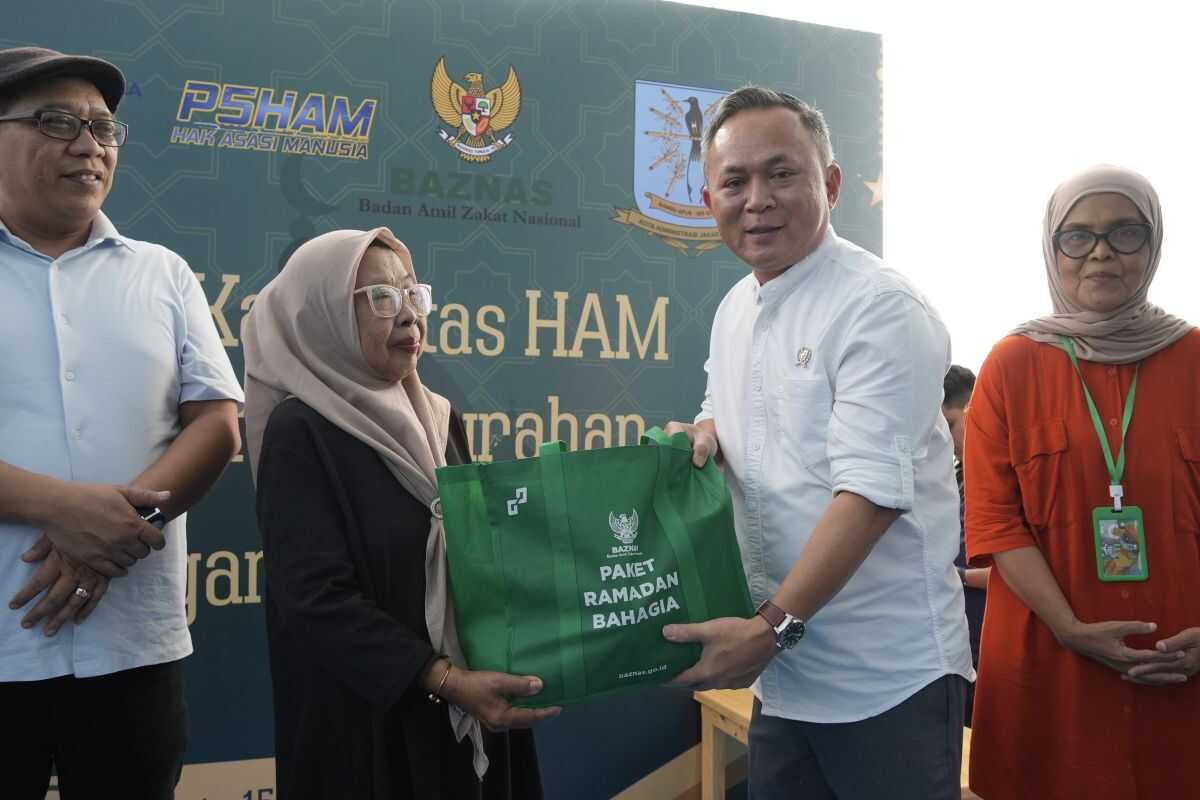 Deputy Minister for Human Rights Delivers Aid to Families of May 1998 Victims Ahead of Ramadan