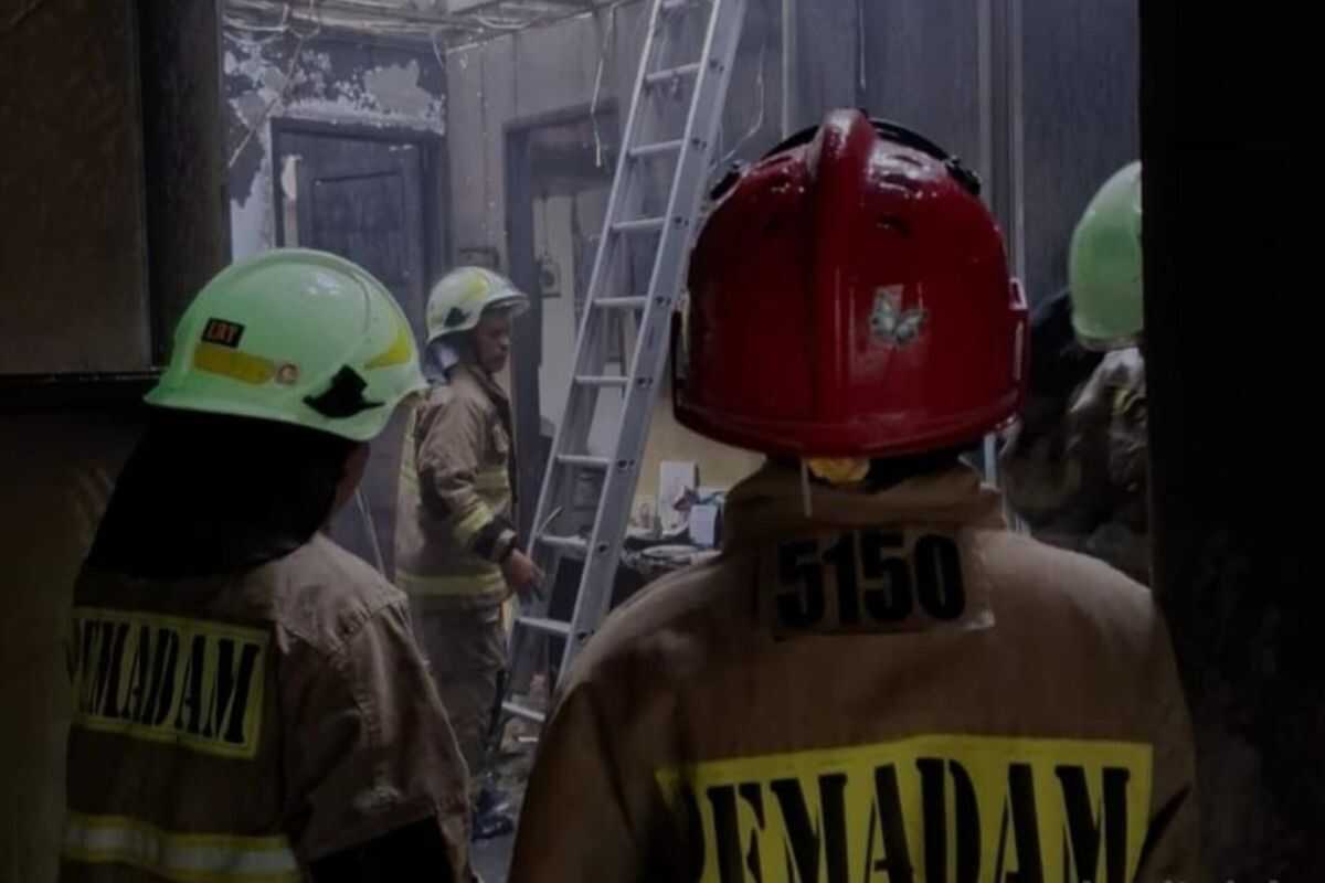 76 Personnel Deployed to Extinguish Fire at Catering Warehouse in Ragunan
