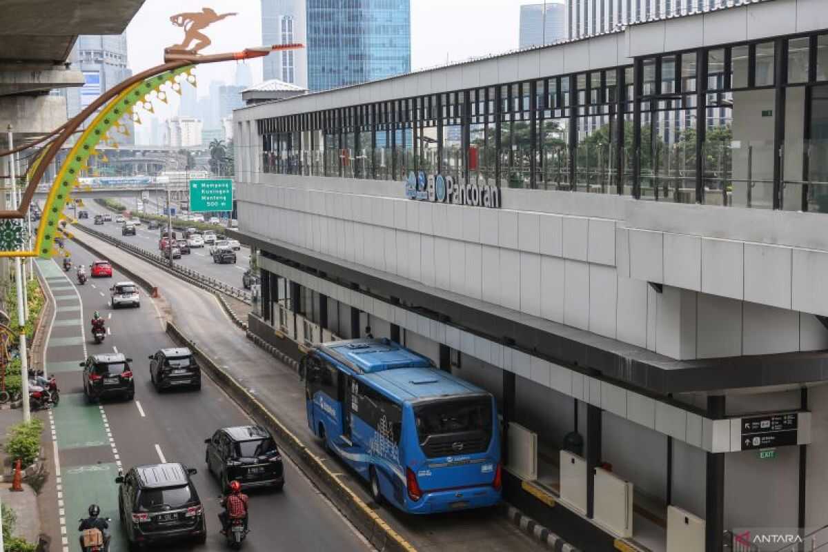 Transjakarta Halts Operations of Smoke-Emitting Bus at Pancoran