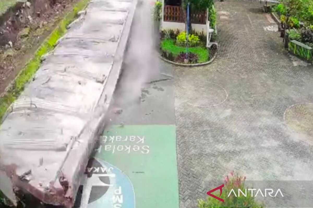 BPBD DKI Says Collapsed Wall in South Jakarta Caused by Unstable Soil Structure