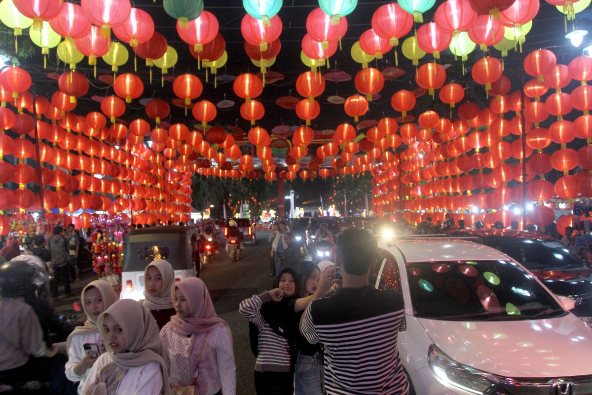 Lunar New Year Installations Light Up Streets in Solo