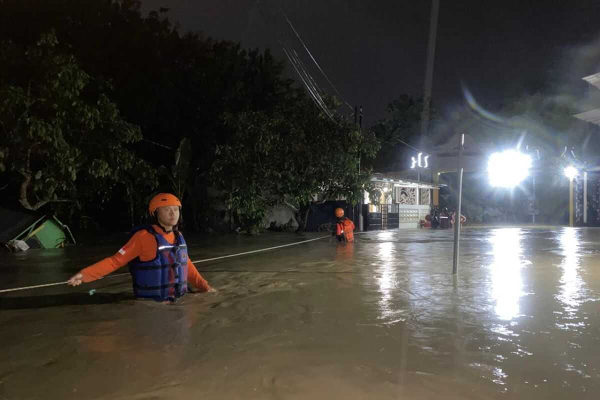 Heavy Rainfall Causes River to Overflow, Flooding Multiple Residential Areas in Semarang