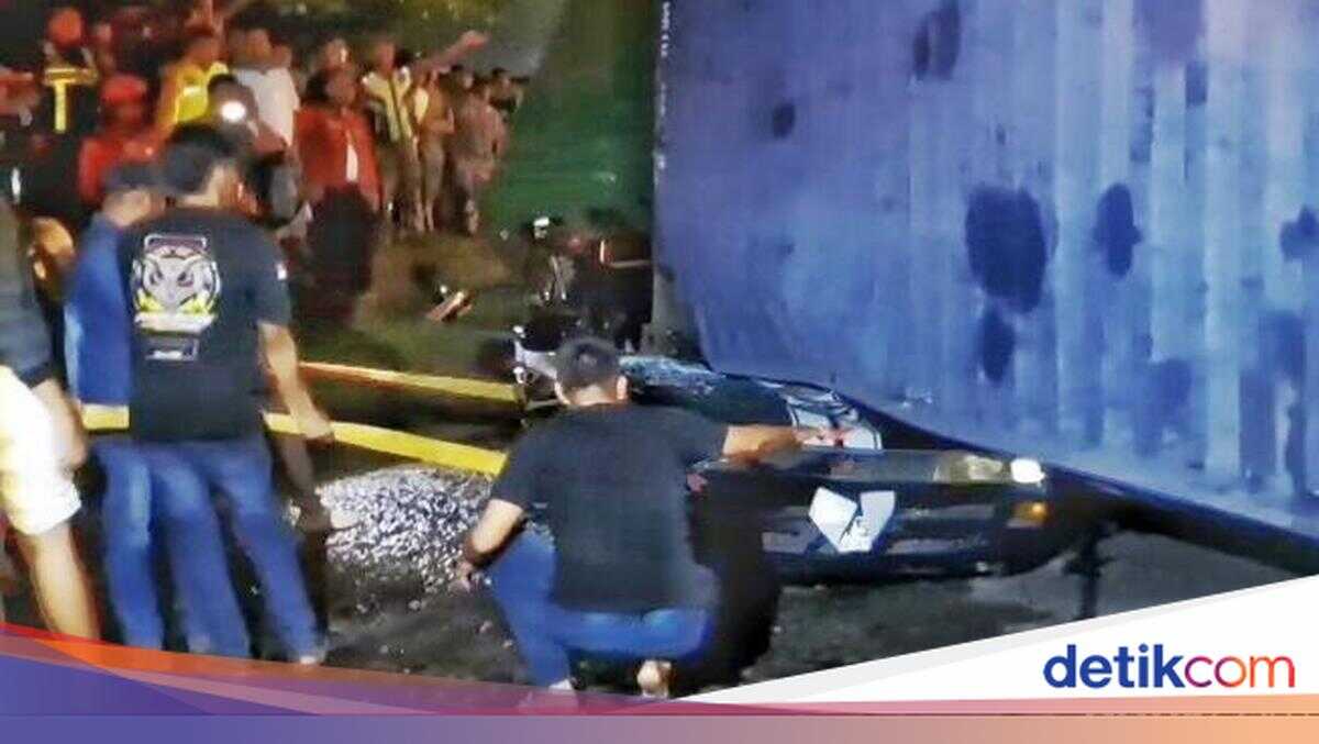 Toddler in Mother's Lap Among Three Killed as Truck Crushes Sedan in Karawang