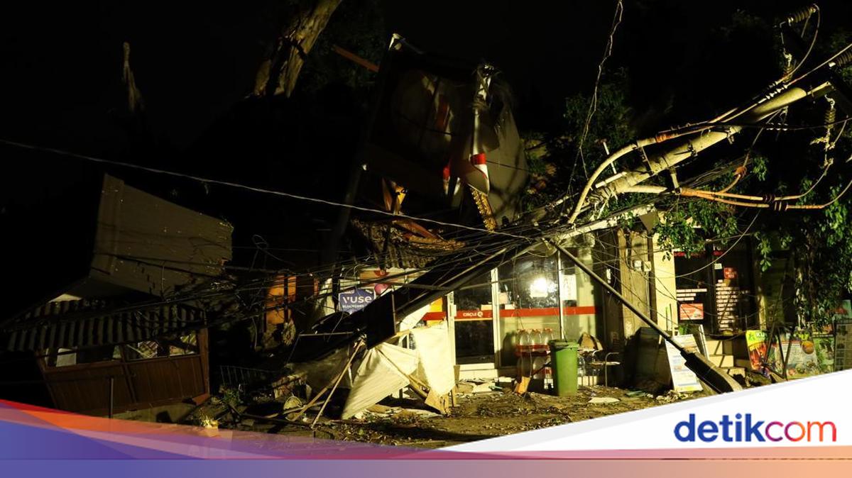 Giant 25-Metre Banyan Tree Collapses in Ubud, Crushing Restaurant and Vehicles