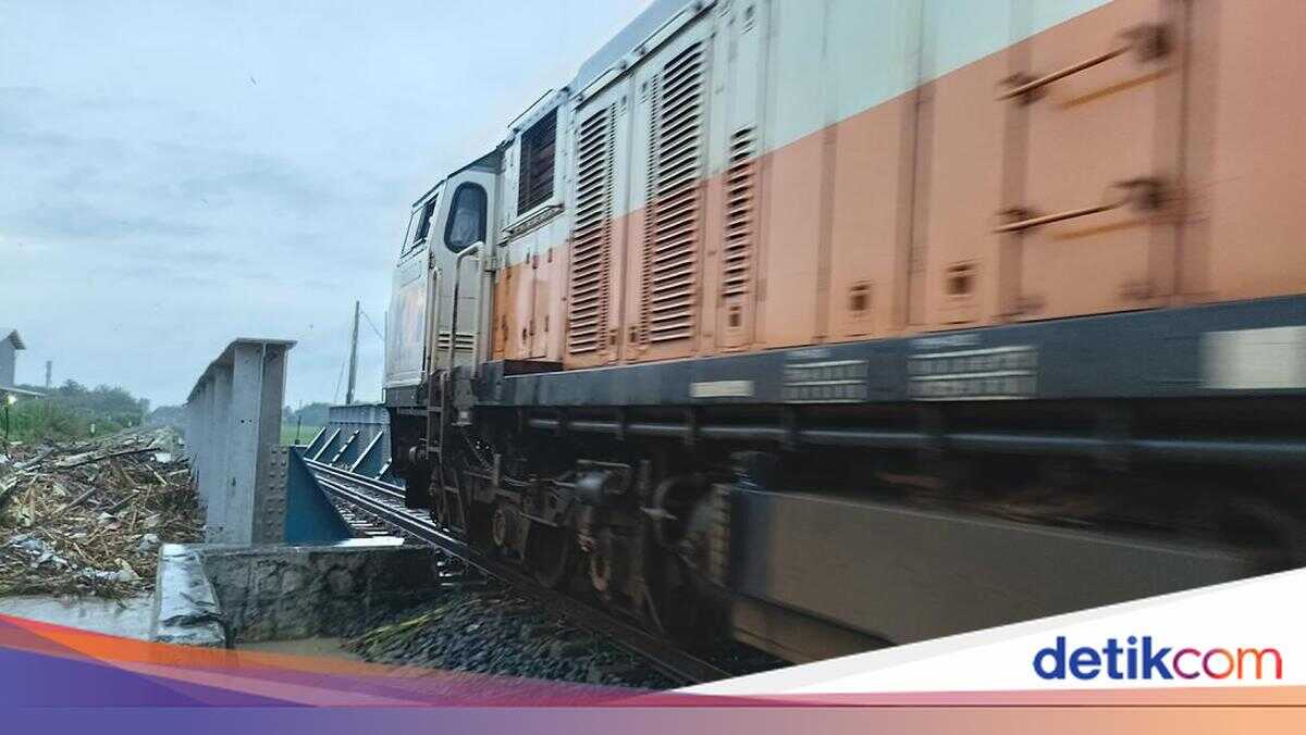 Flooding Submerges Railway Bridges in Grobogan, Several Train Routes Diverted