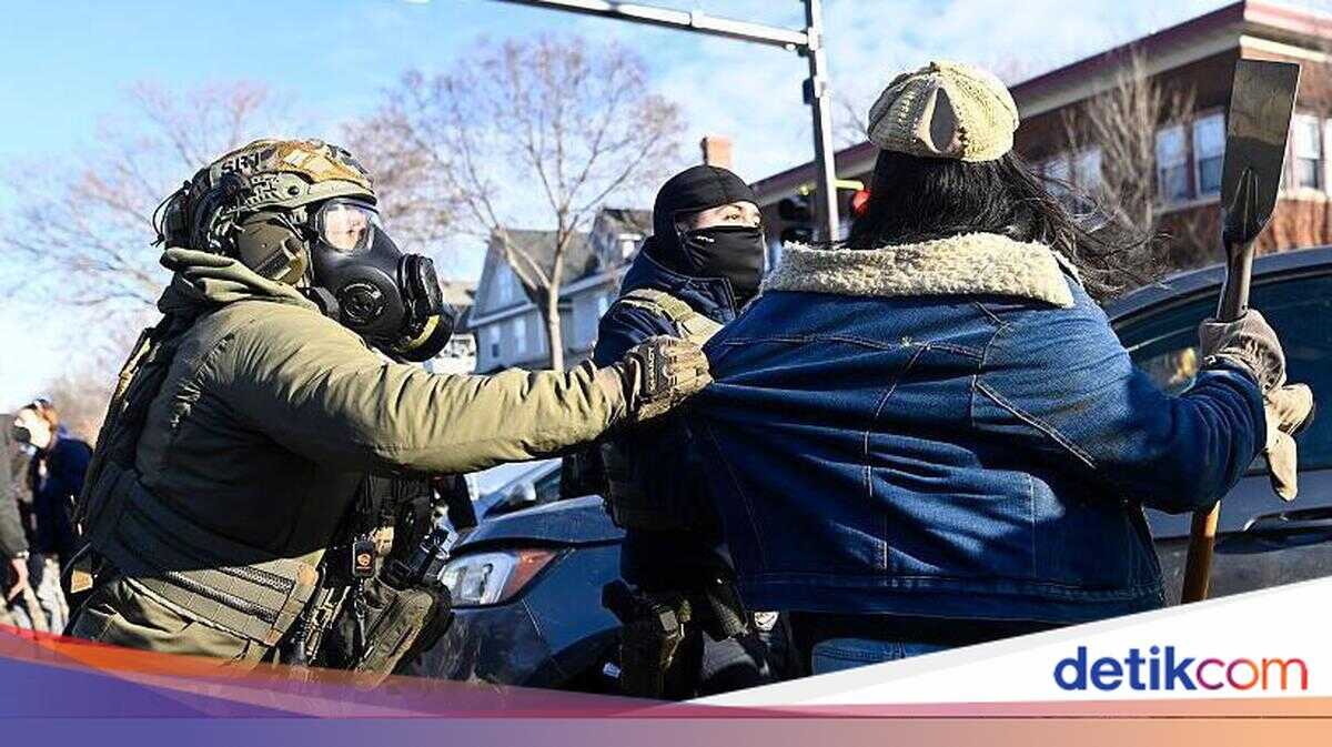 Immigrants in the US Hunted by ICE Officers Even While Taking Out the Rubbish