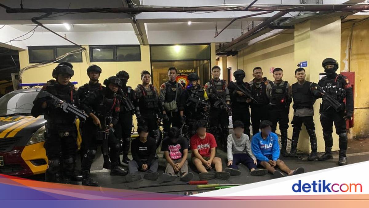 Brimob Polda Metro Arrests 5 Youths Carrying Bladed Weapons in East Jakarta