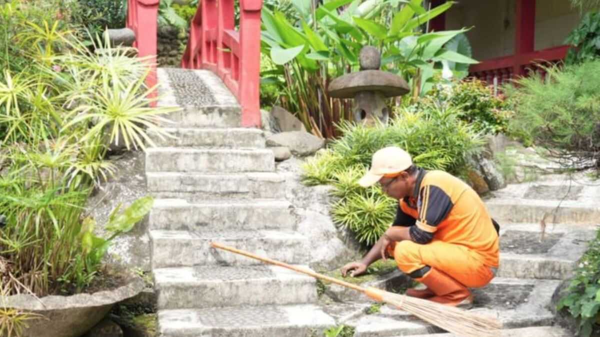 PPSU Workers Clean Vihara Viriya Bala in East Jakarta Ahead of Lunar New Year