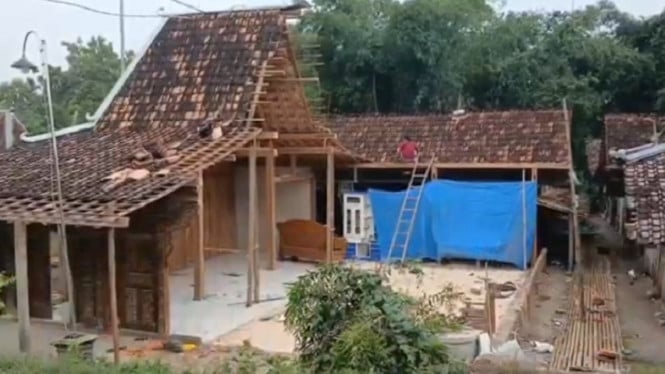 Husband in Grobogan Splits House in Two with Chainsaw After Filing for Divorce over Alleged Infidelity