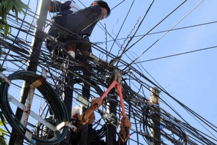 Ponorogo Task Force Cuts Unlicensed Fibre Optic Cables in City Clean-Up Operation