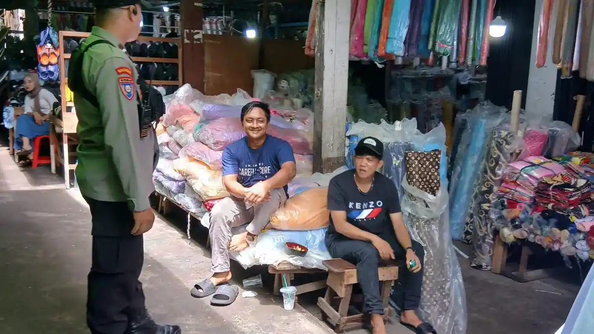 Pontianak Police Conduct Dialogue Patrols at Pasar Tengah to Combat Thuggery and Illegal Levies