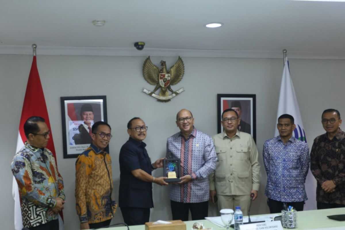 Governor Presents Five Strategic Potentials of West Sulawesi to Investment Minister