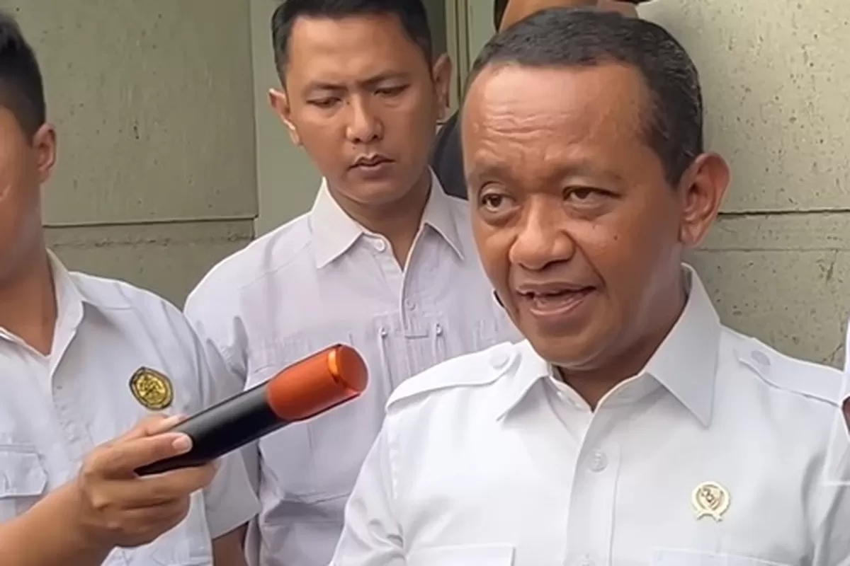 Energy Minister Bahlil Avoids Protesters at Sorong Airport, Exits Through Back Door