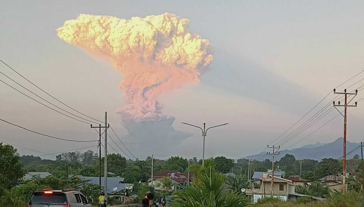 10,000-Metre-High Ash Cloud Following Volcanic Eruption in Indonesia