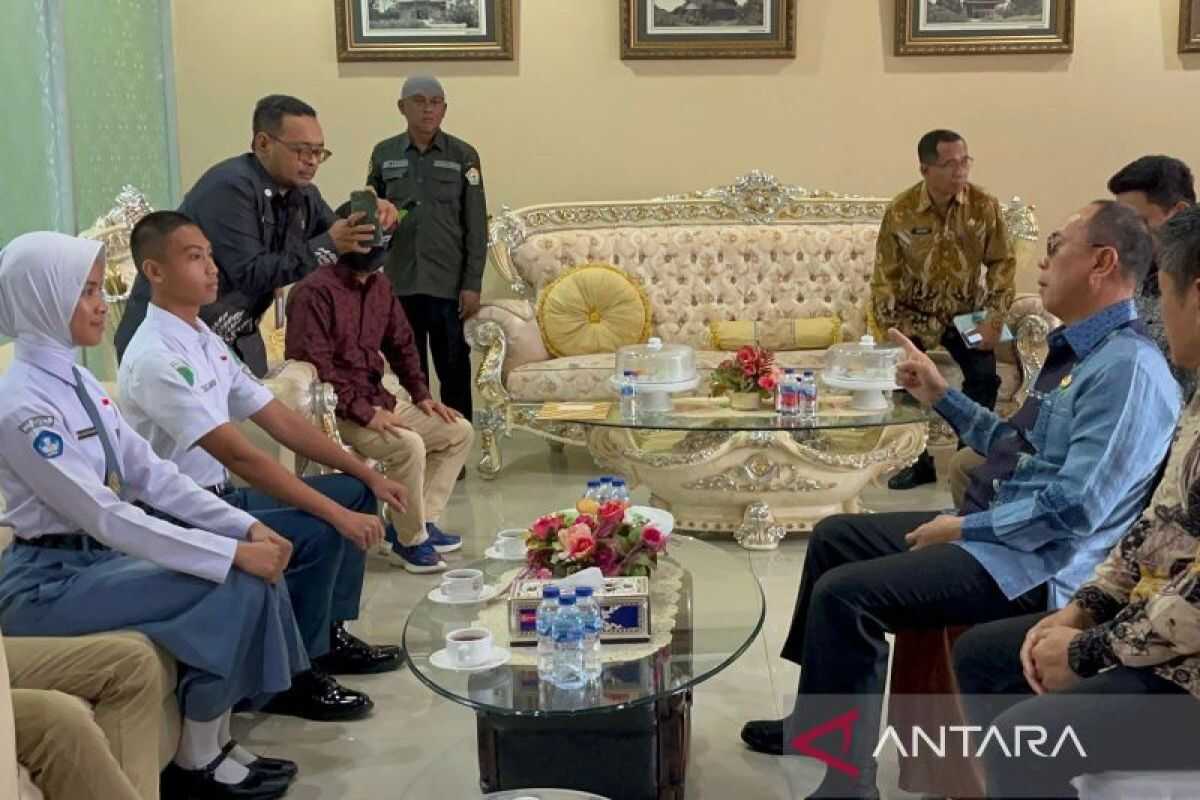 Governor Urges Two National Flag-Raising Representatives from Southeast Sulawesi to Uphold Regional Honour