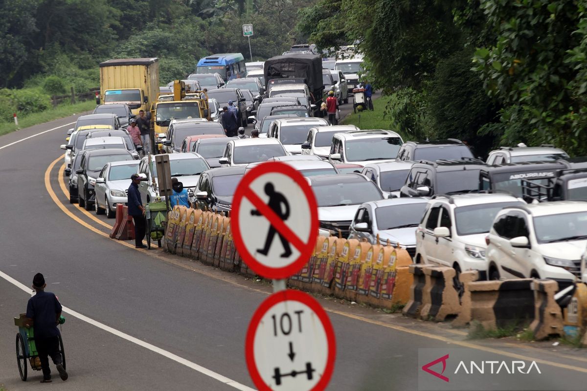 Lunar New Year Holiday Surge: Traffic to Puncak Reaches 64,000 Vehicles as One-Way System Implemented