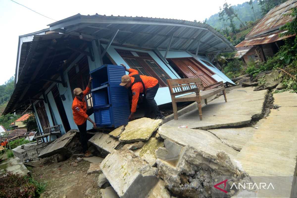 Land movement, sinkholes, and creeping as warning signals