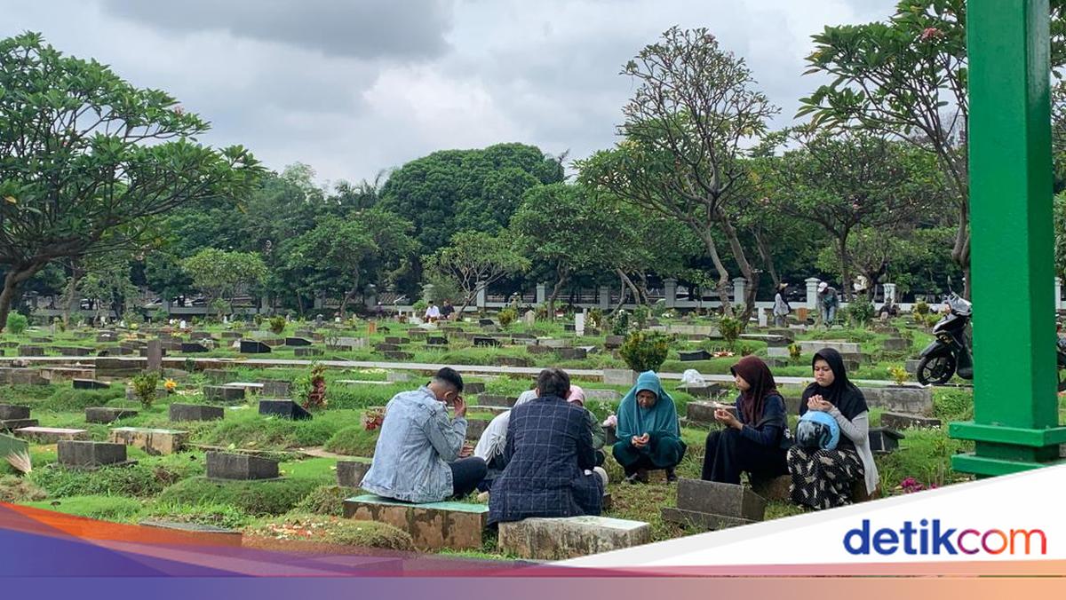 Pilgrims Say Pre-Ramadan Cemetery Visits Serve as a Reminder