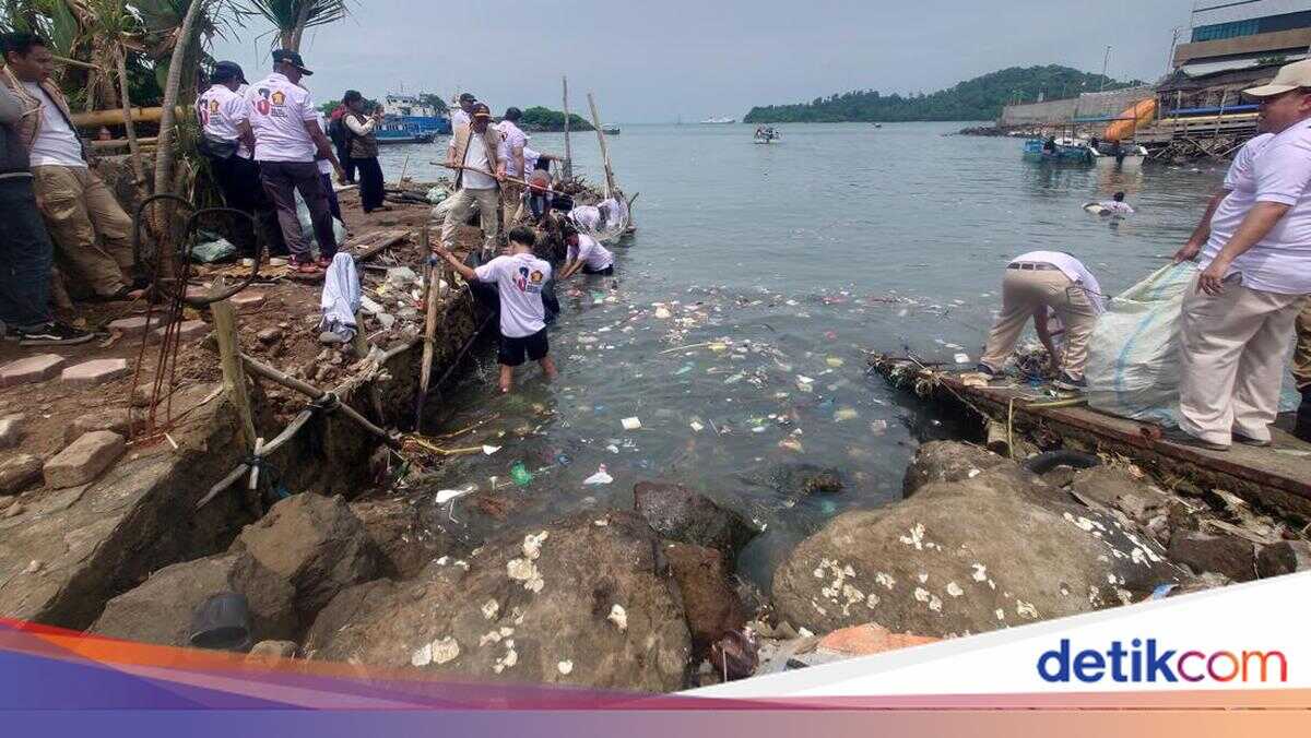 Tourist Access to Pulau Merak Besar Swamped with Rubbish, Gerindra Cadres Step In
